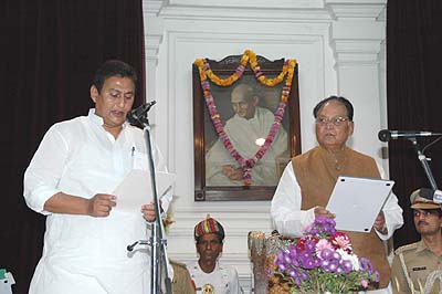 Governor R.S. Gavai administering the oath of office to Shahid Ali Khan of JD(U)